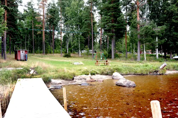 vittersjö badplats med brygga och gräsmatta